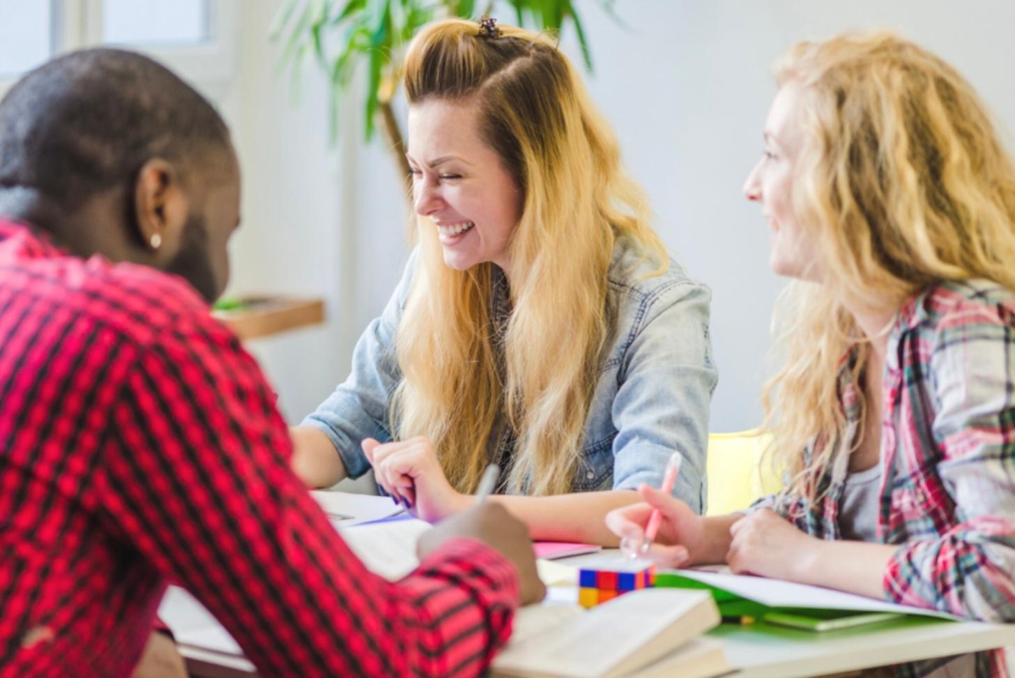 Entrepreneur créatif travaillant sur ses finances d'entreprise